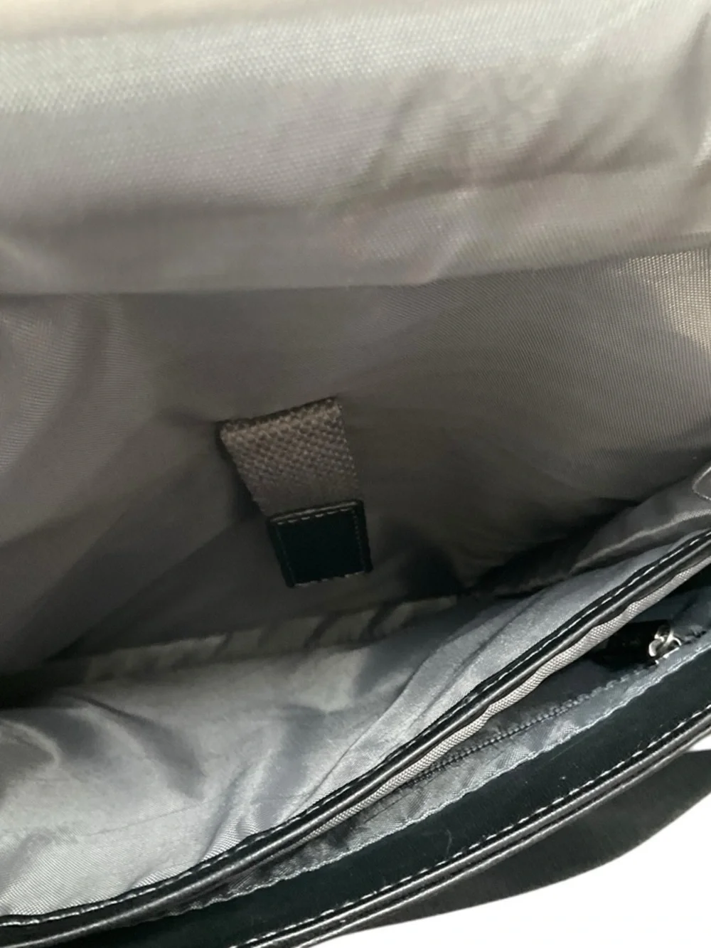 Kenneth Cole Reaction Leather Tablet Shoulder Messenger Bag Colombian EUC